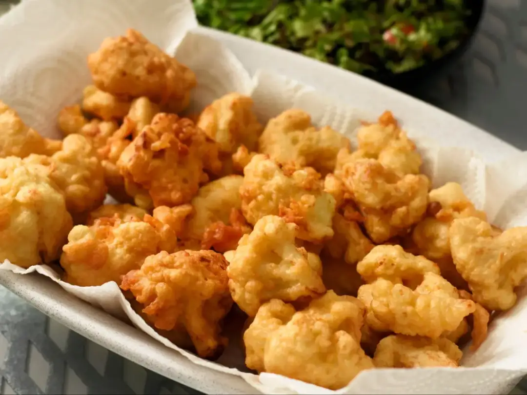 Chrupiące kawałki kalafiora w cieście, idealne jako dodatek do ryby. Czy kalafior pasuje do ryby? Zdecydowanie tak!