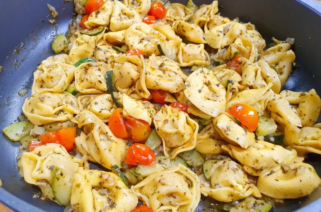 Tortellini z mięsem, cukinią i pomidorkami koktajlowymi w sosie.