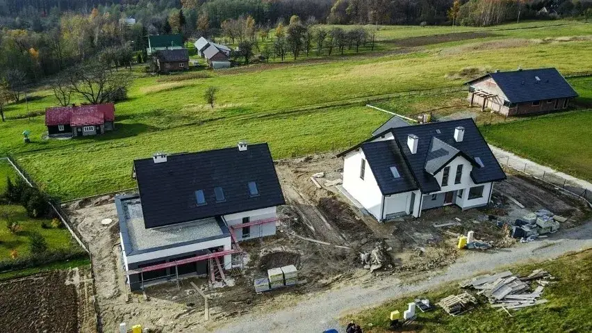 Czy prąd budowlany jest droższy od zwykłego i co wpływa na ceny?