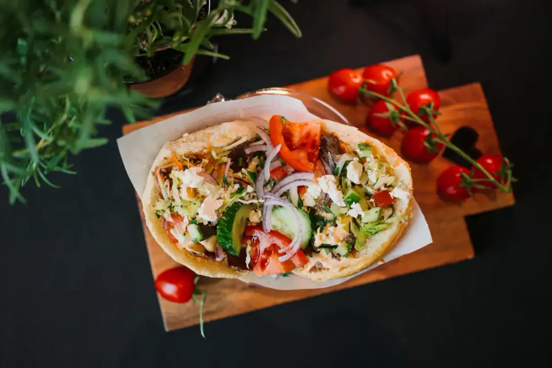 Pyszny kebab z warzywami i serem feta, idealny na szybki obiad. Przyprawa do kebaba przepis sprawia, że jest tak aromatyczny.