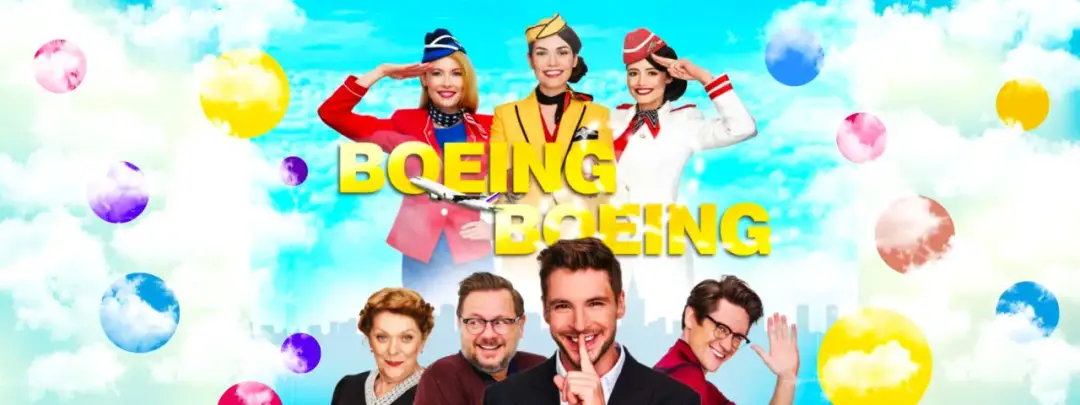 Plakat teatralny "Boeing Boeing" z uśmiechniętymi stewardessami i mężczyznami na tle chmur i kolorowych kół.