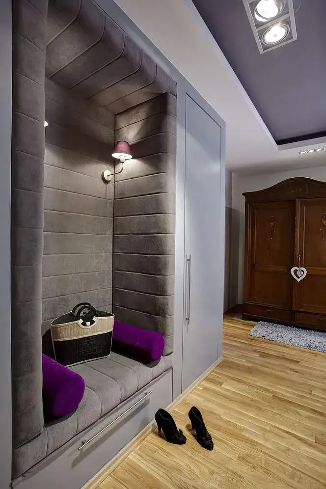 Jak udekorować ścianę w przedpokoju? Praktyczne pomysły i inspiracje