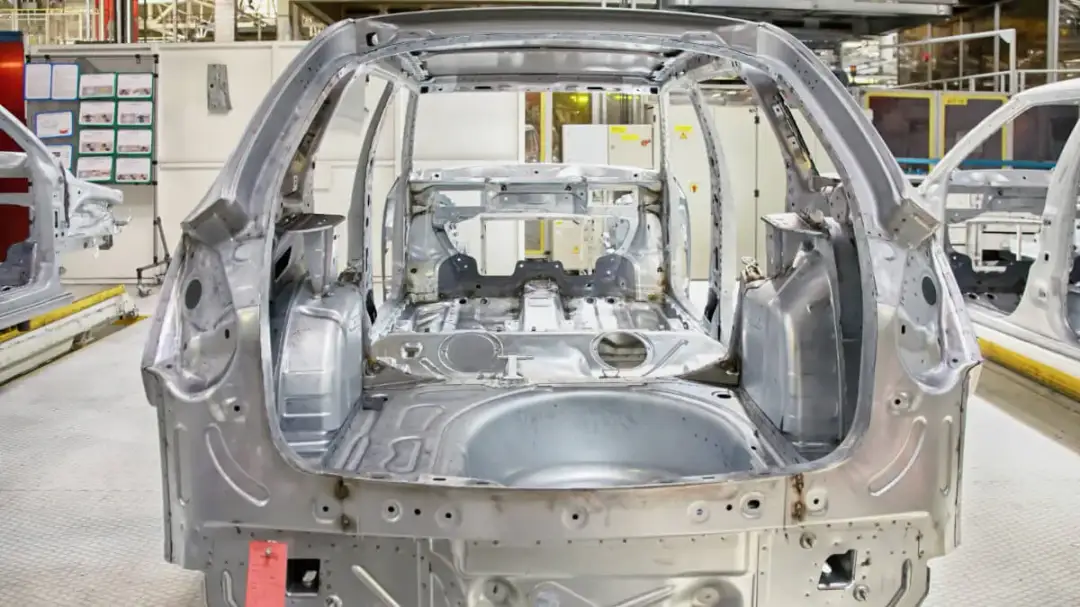 Jak wygląda podłużnica w samochodzie i dlaczego jest tak ważna?