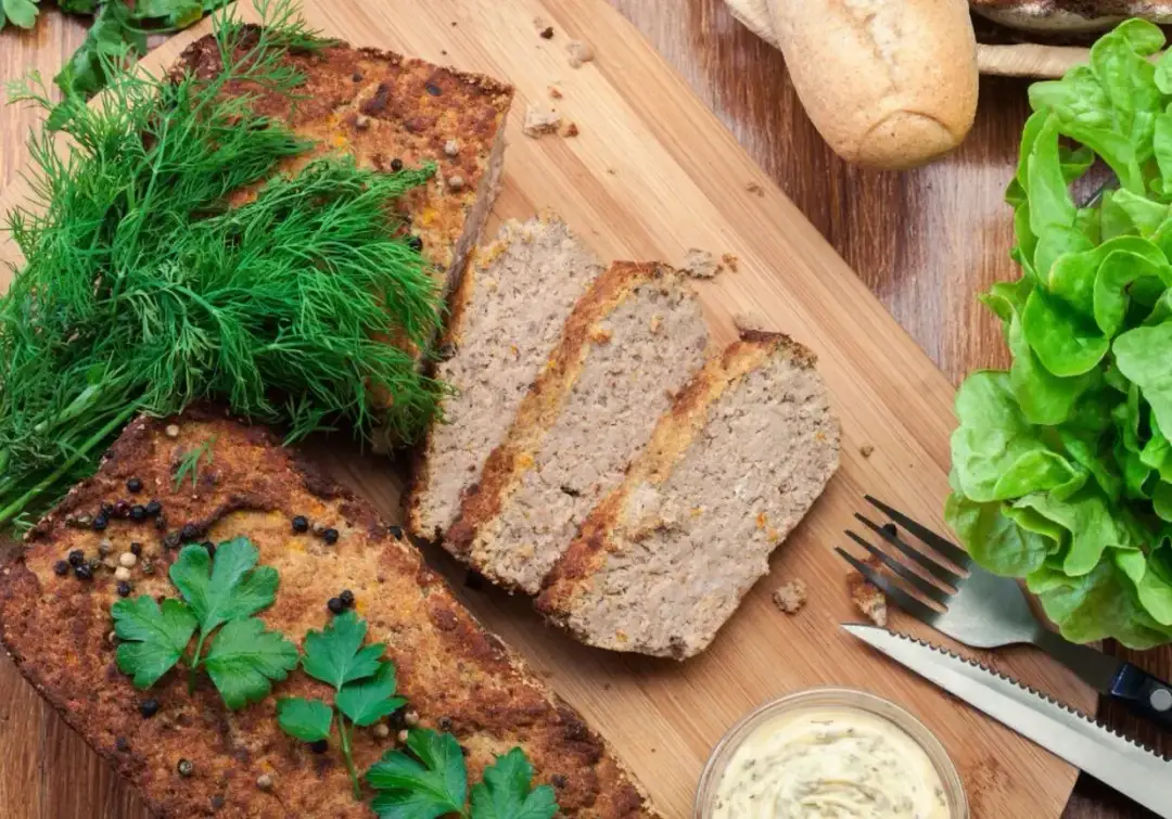 Jakie przyprawy do pieczonego pasztetu, by zachwycić smakiem?