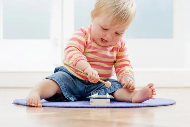 Jak muzyka wpływa na rozwój dziecka? Korzyści dla mowy, emocji i koordynacji