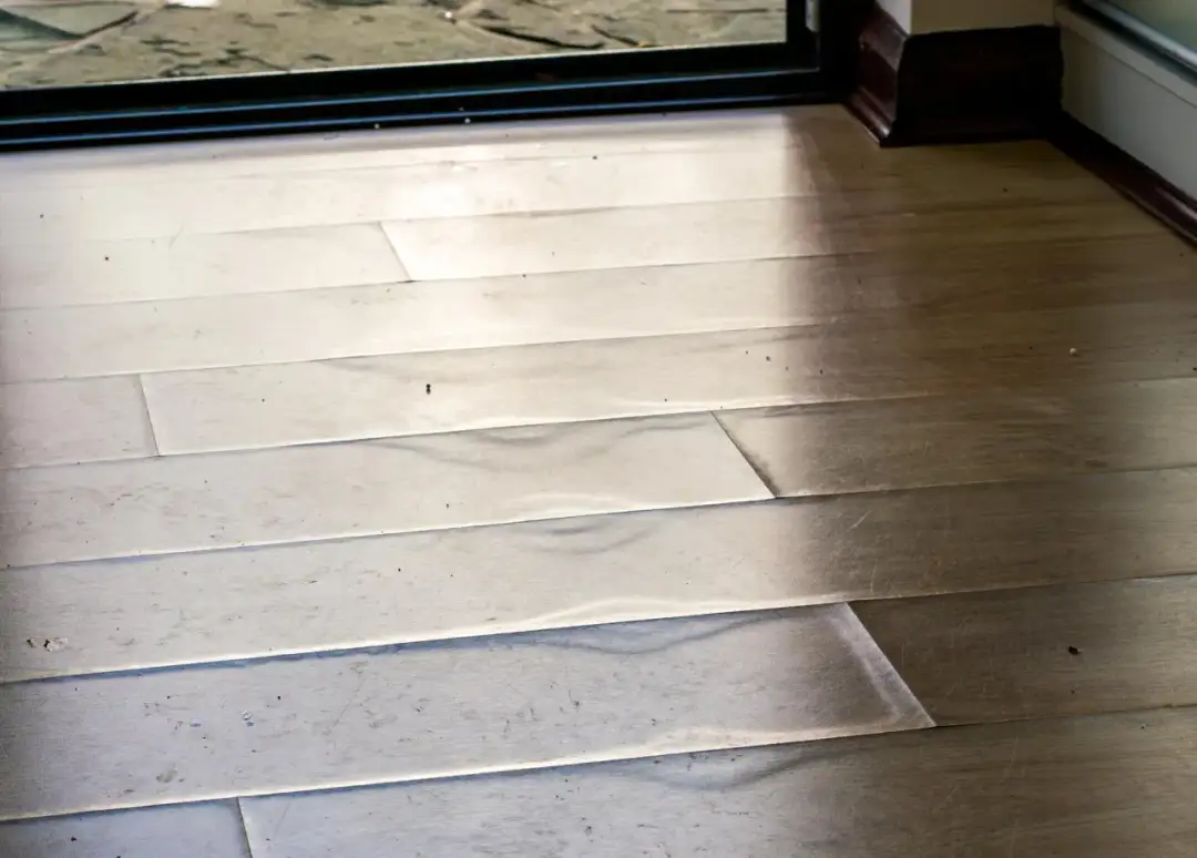 Co robić ze spuchniętymi panelami? Skuteczne metody naprawy i zapobiegania