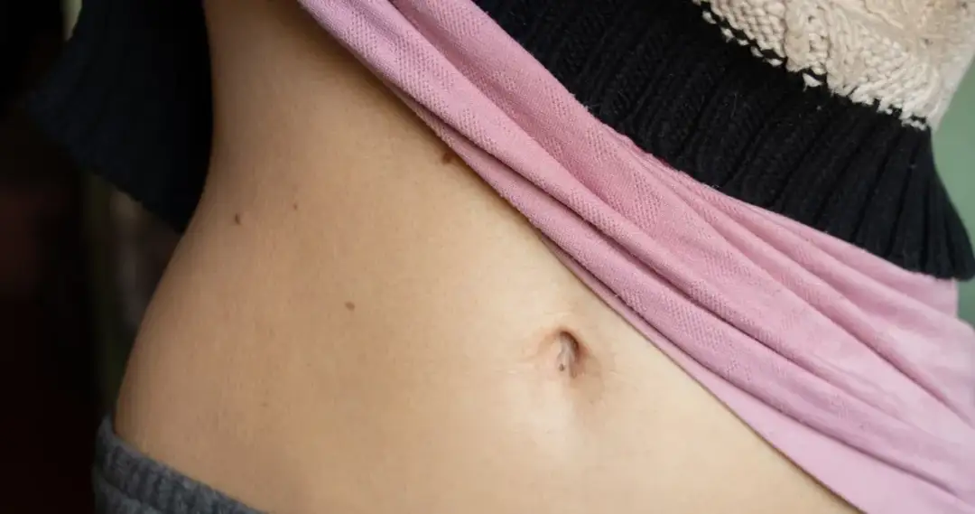 Jak bezpiecznie przebić pępek i uniknąć poważnych błędów