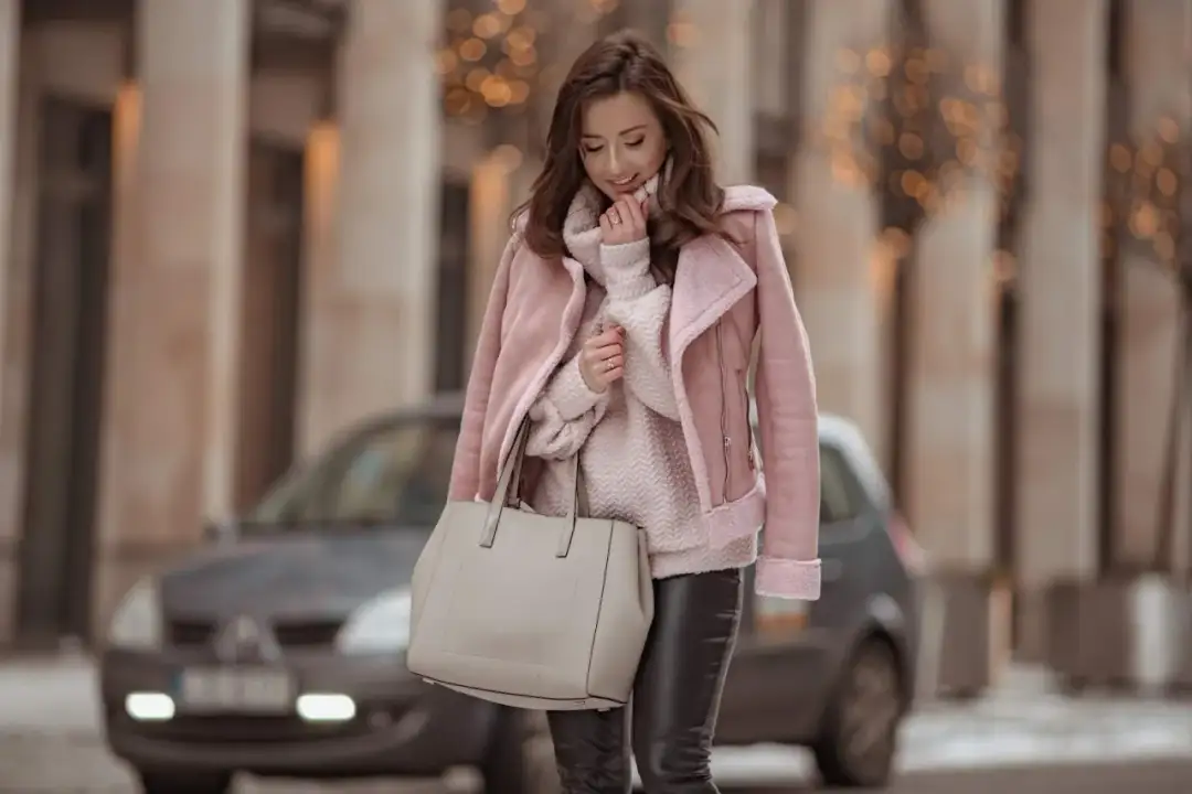 Sztuczny kożuszek damski: modne fasony, stylizacje i pielęgnacja