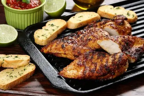 Aromatyczna pierś z grilla: proste przepisy, które zachwycą smakiem