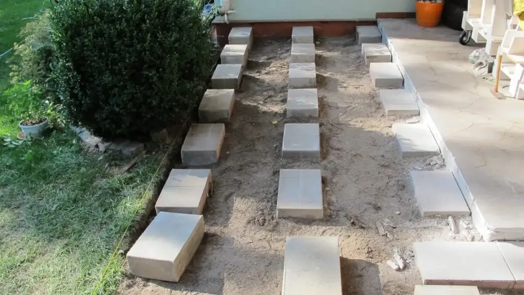 Jak zbudować trwały taras z bloczków fundamentowych - poradnik