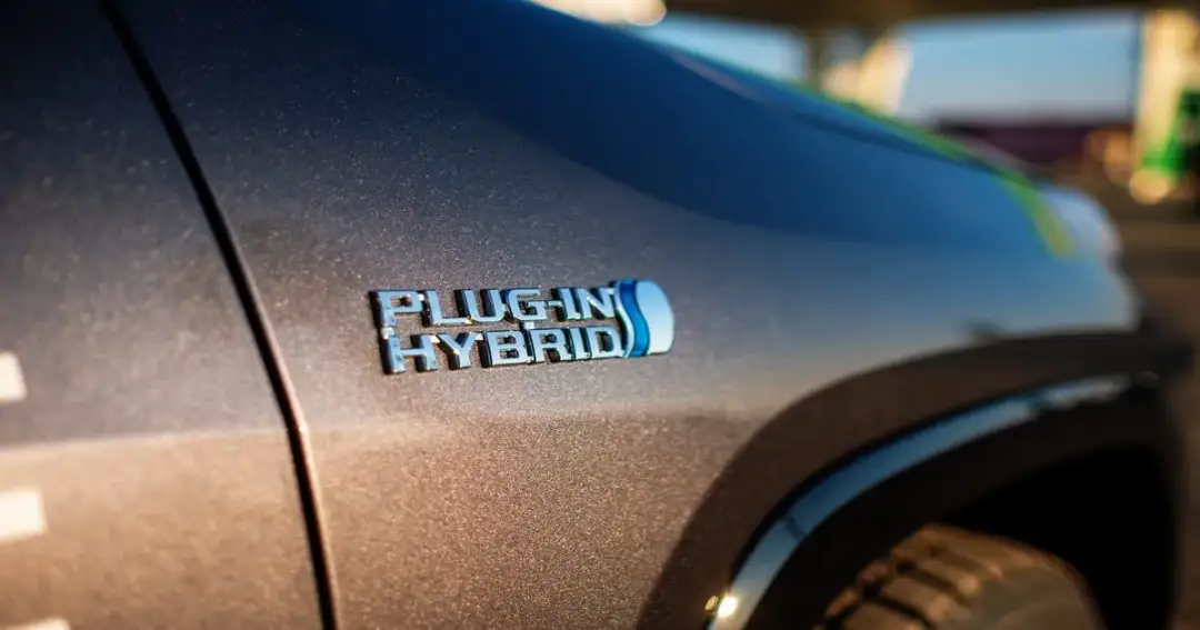 Hybryda czy benzyna - który wybór pozwoli zaoszczędzić więcej?