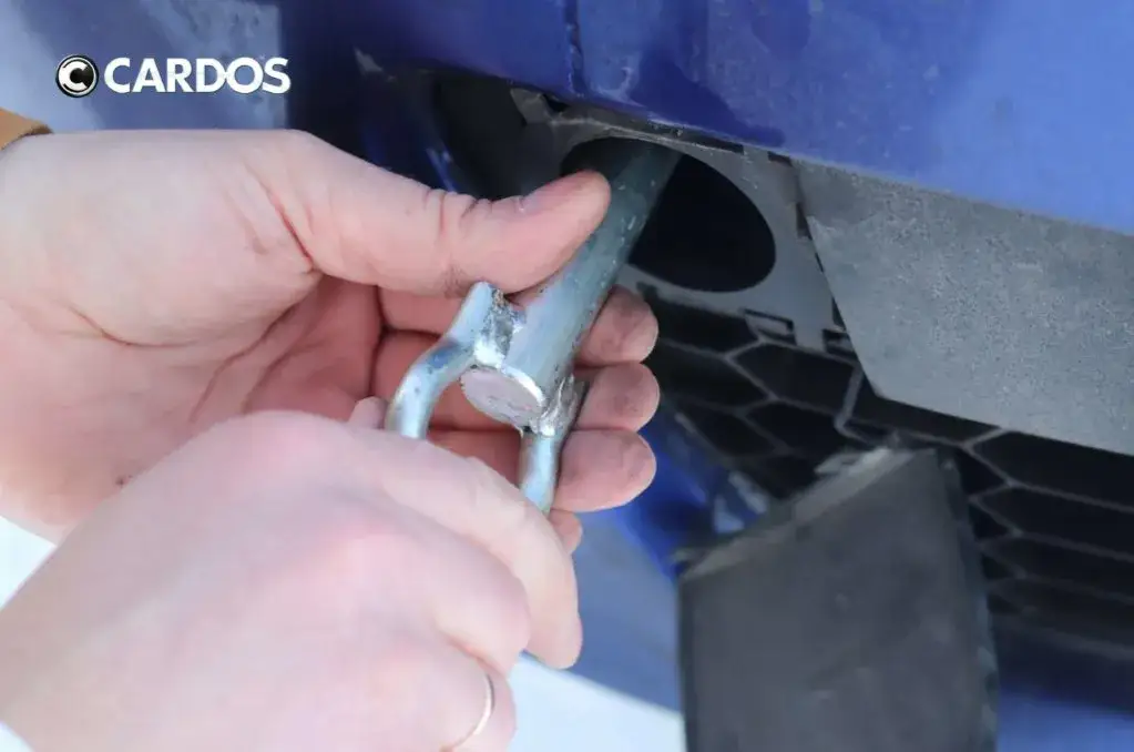 Ucho holownicze Toyota Avensis: Gdzie jest i jak je wkręcić?