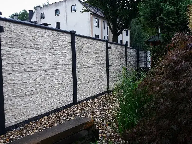 Jak podwyższyć ogrodzenie betonowe i uniknąć problemów z przepisami