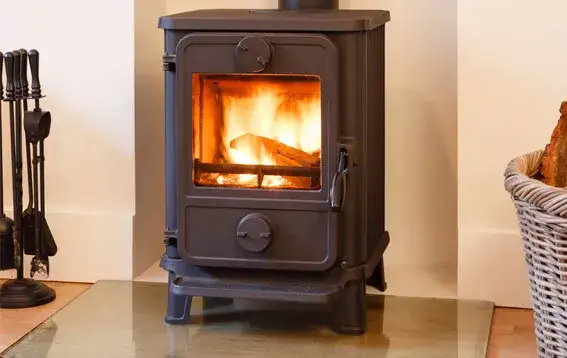 Co pod kominek wolnostojący? Zabezpieczenia chroniące podłogę i styl