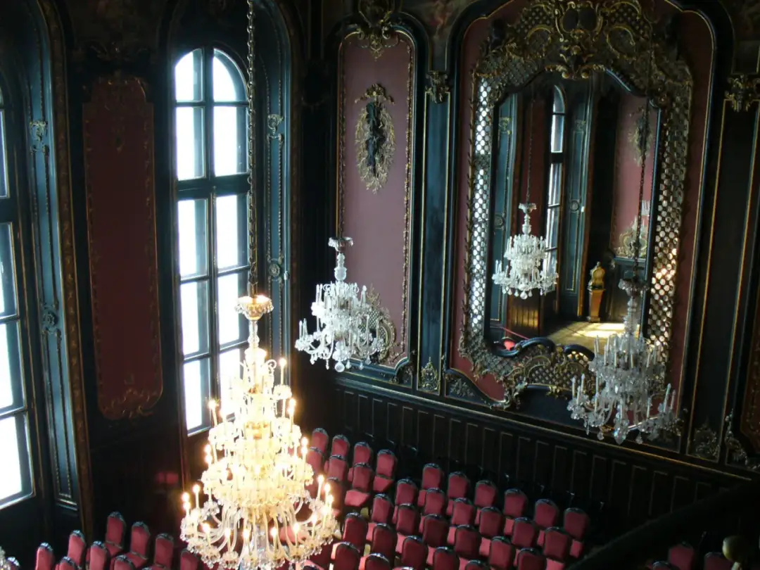 Czy Sala Lustrzana w Pszczynie dorównuje Wersalowi? Porównanie