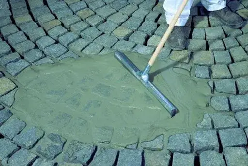 Czym wypełnić szczeliny w kostce brukowej, aby uniknąć erozji?