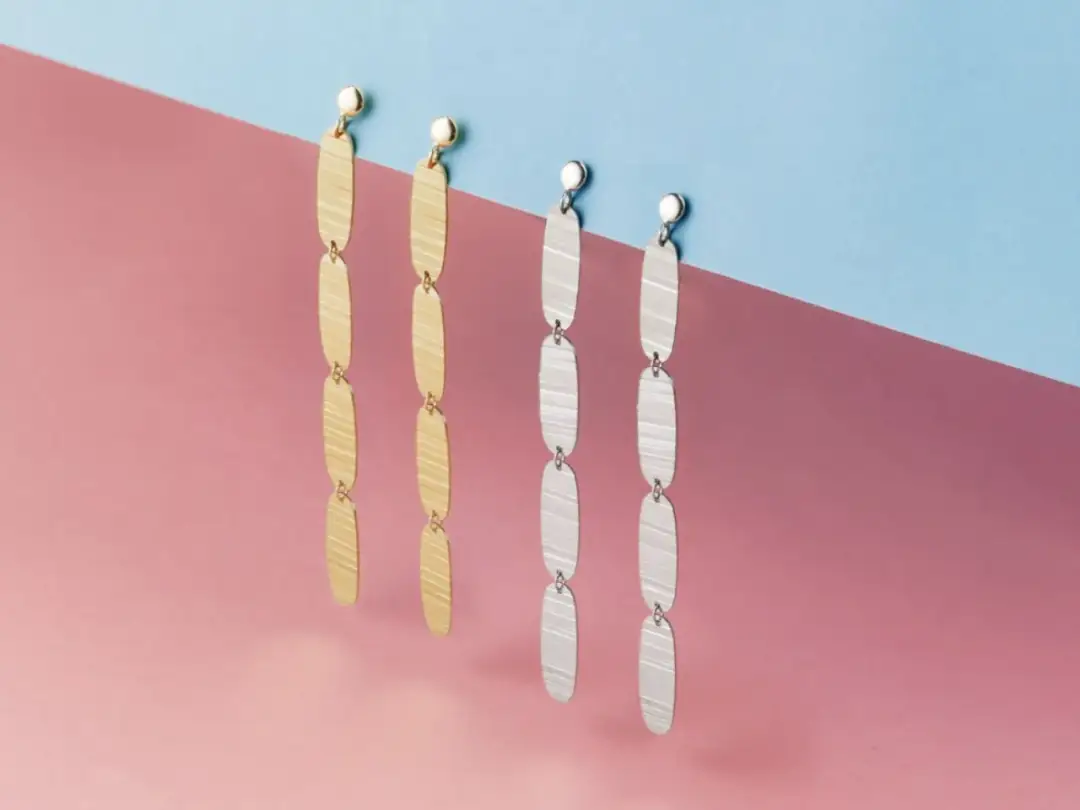 Jakie kolczyki do okrągłej twarzy? 5 stylów, które Cię zachwycą