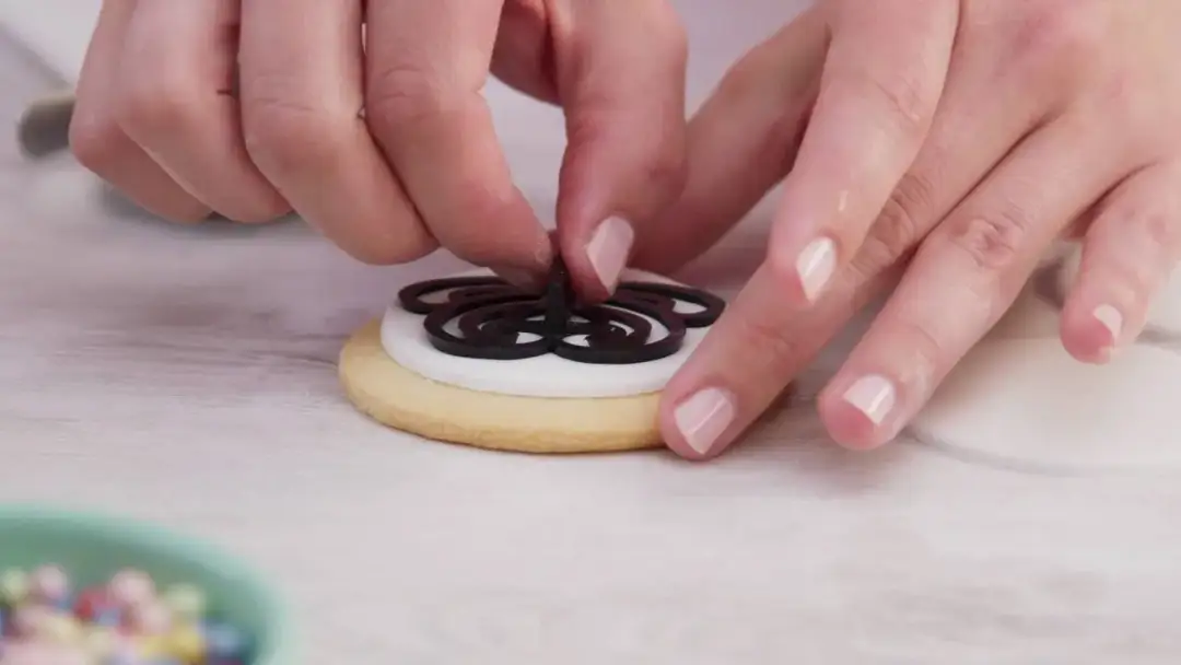 Jak przykleić posypkę do ciastek, by uniknąć rozczarowania w dekoracji