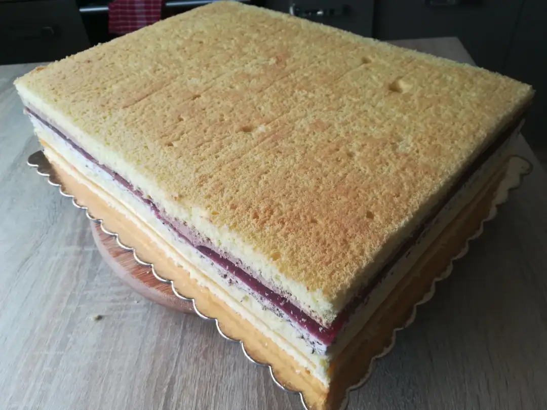 Jak zaplanować tort prostokątny na 50 osób? Wskazówki na imprezy