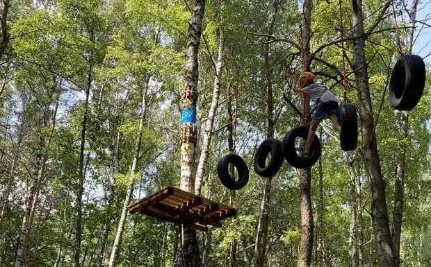 Najlepsze parki linowe w Polsce: emocjonujące przygody na świeżym powietrzu