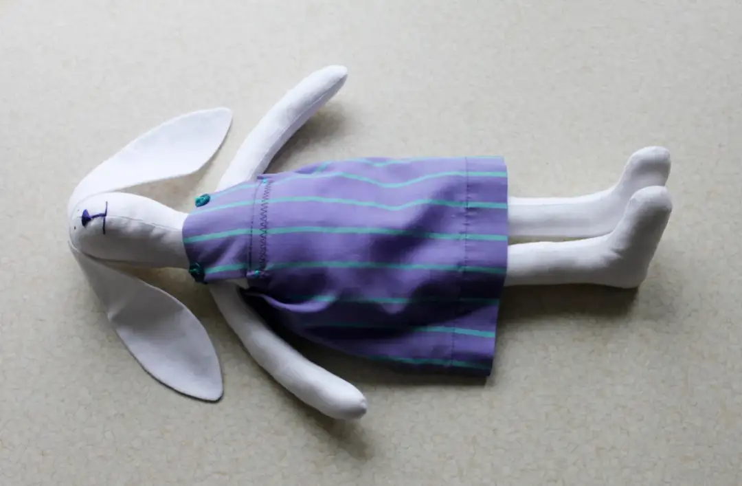 Uszyj sukienkę dla królika Tilda: poradnik DIY + darmowy wykrój!