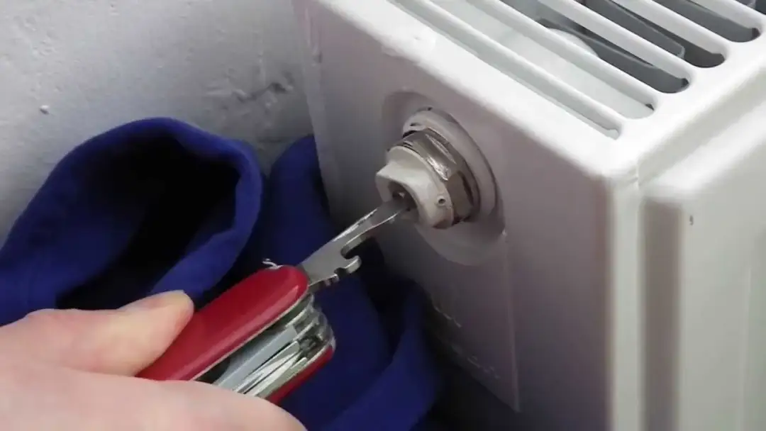 Jak się odpowietrza grzejnik, aby uniknąć hałasu i zimna w domu