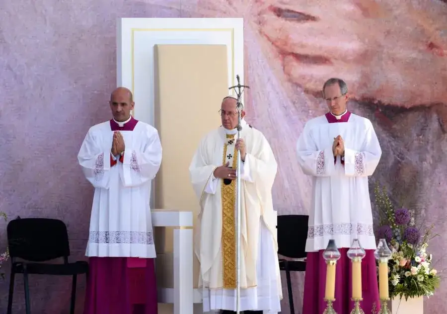 Co oznacza postawa stojąca w kościele i jej duchowe znaczenie