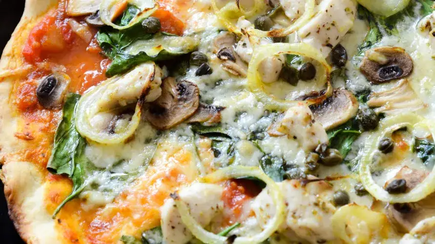 Kurczak na pizzę surowy czy smażony – który wybór jest lepszy?