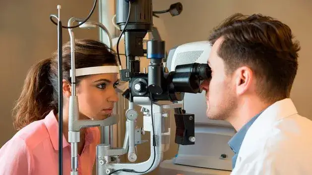 Okulista czym się zajmuje – poznaj obowiązki i objawy wymagające wizyty