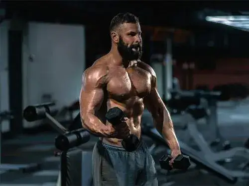 Kreatyna przed czy po treningu - co przynosi lepsze efekty?