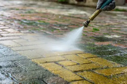 Skuteczne sposoby na to, czym wyczyścić kostkę brukową z cementu