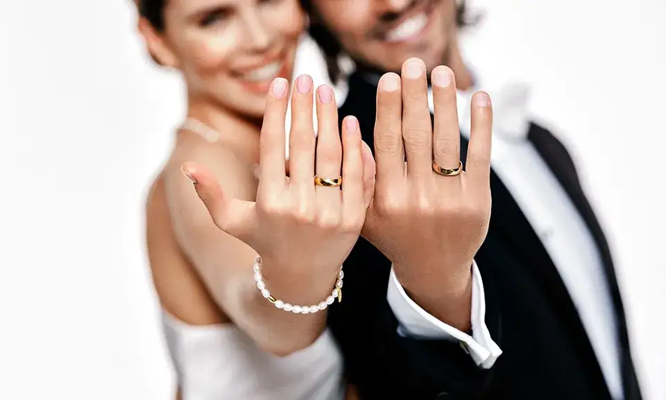 Kto kupuje obrączki dla pary młodej? Odkryj zmiany w tradycji
