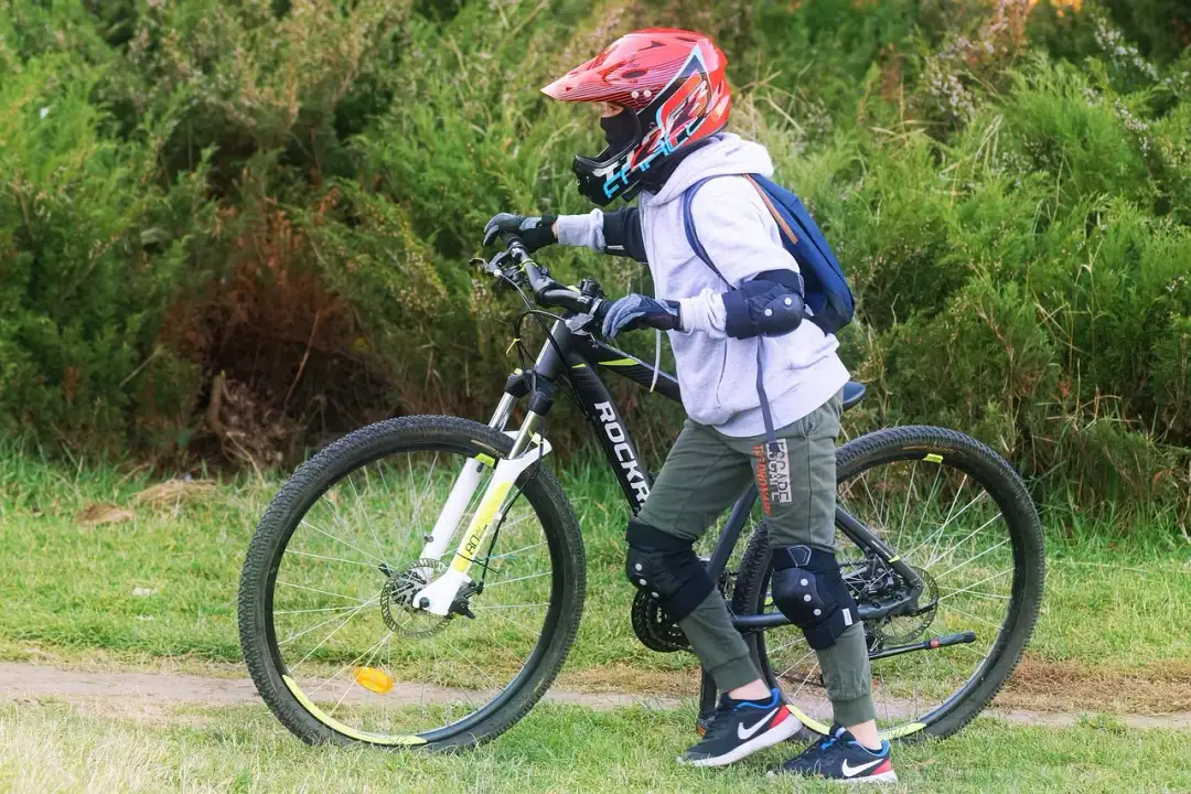Czy kask na rower jest obowiązkowy? Poznaj ważne przepisy i fakty