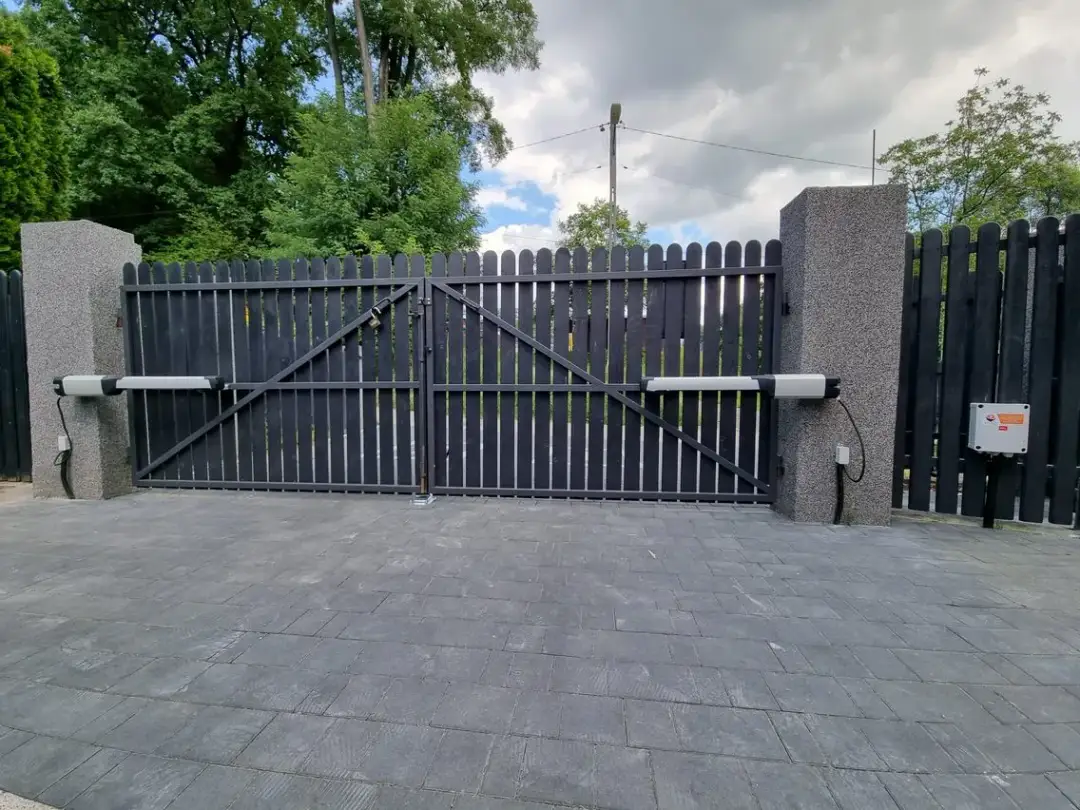 Jak zamontować siłownik do bramy - uniknij najczęstszych błędów