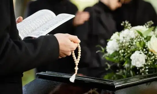 Ile trwa msza pogrzebowa w cerkwi? Poznaj czas i zwyczaje ceremonii