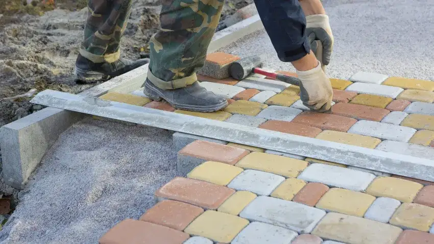 Jak położyć kostkę brukową w ogrodzie - uniknij najczęstszych błędów