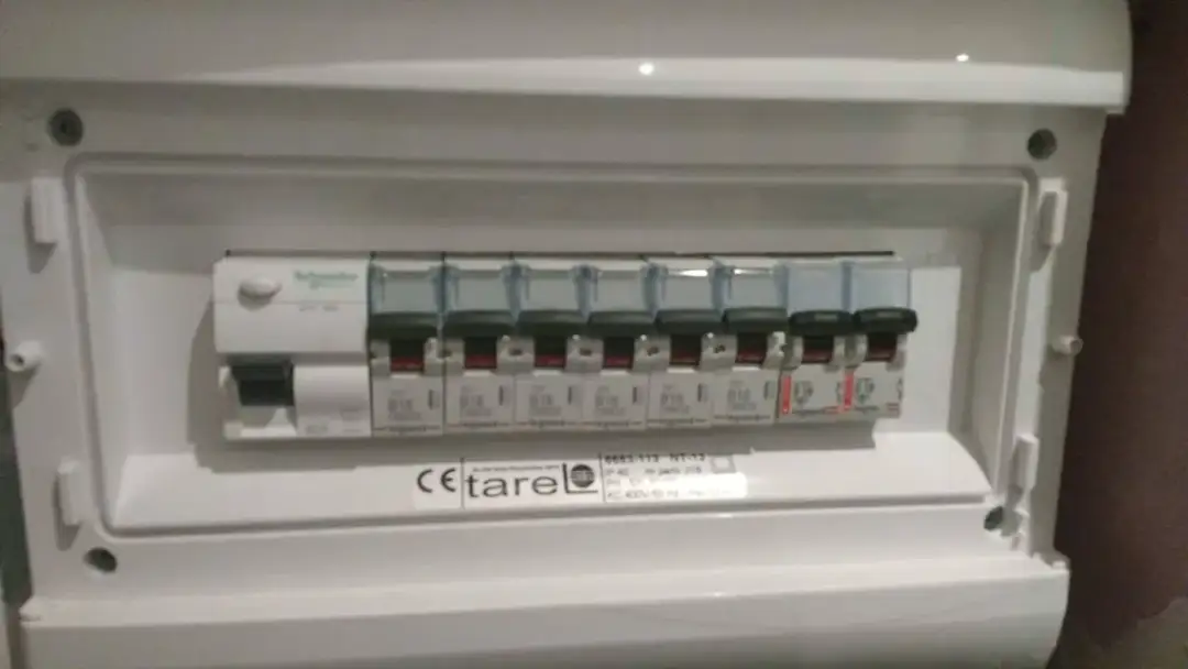 Ile faz w mieszkaniu? Poznaj rodzaje instalacji elektrycznych