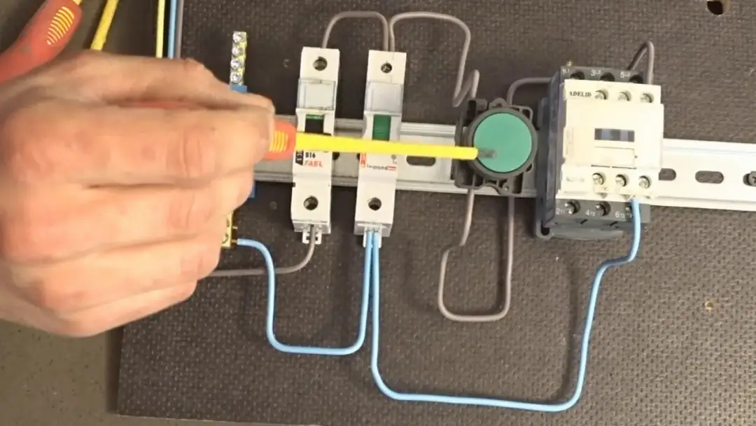 Jak podłączyć stycznik trójfazowy bez błędów i zagrożeń elektrycznych