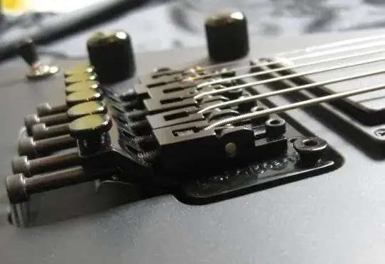 Jak ustawić mostek w gitarze elektrycznej, aby uniknąć problemów z grą