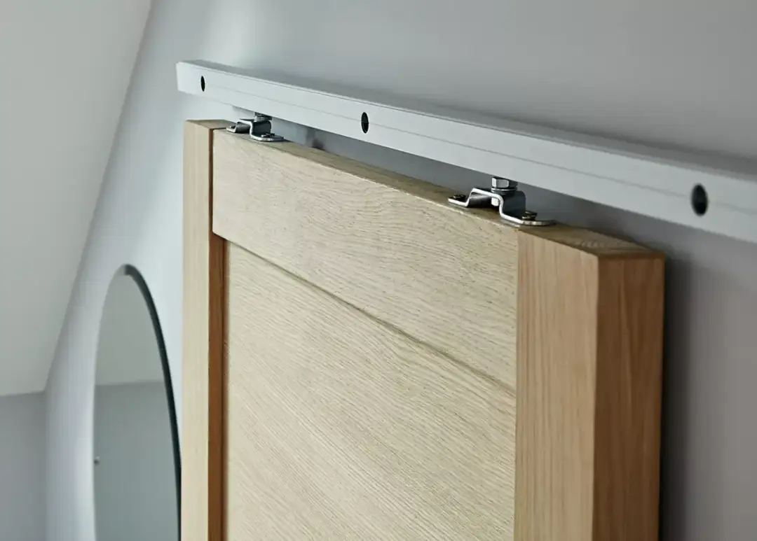 Jak naprawić drzwi z płyty - skuteczne sposoby na tanie naprawy