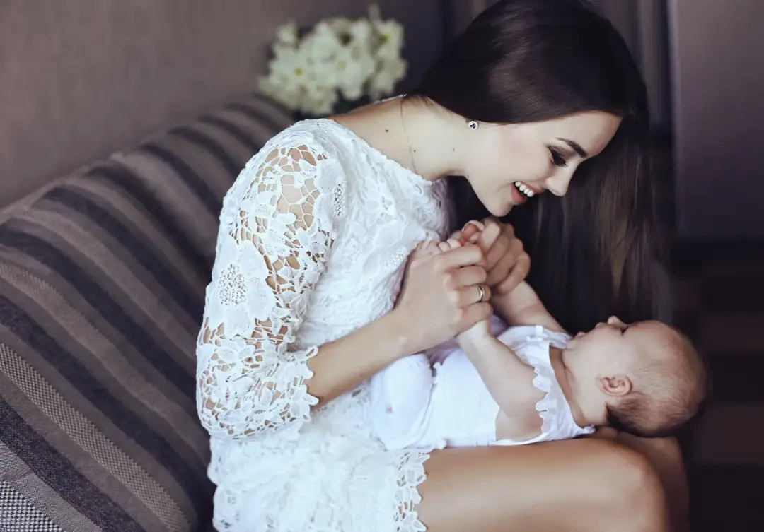 Jak ubrać się na chrzciny? Modne stylizacje bez modowych wpadek