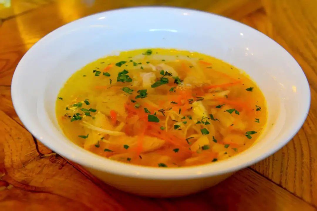 Ile może stać zupa poza lodówką? Sprawdź, zanim będzie za późno