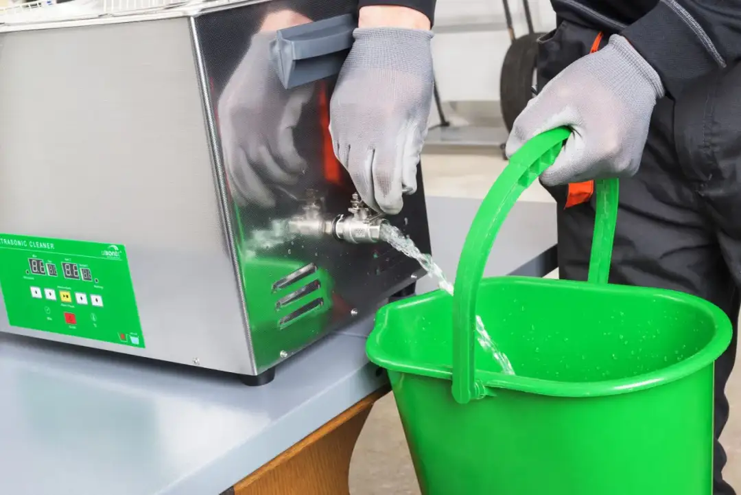 Płyn do myjki ultradźwiękowej: Jaki wybrać? Biżuteria, gaźniki, PCB