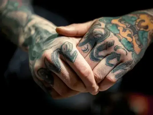 Czy tatuaż na dłoni boli? Poznaj prawdę o bólu i przygotowaniu
