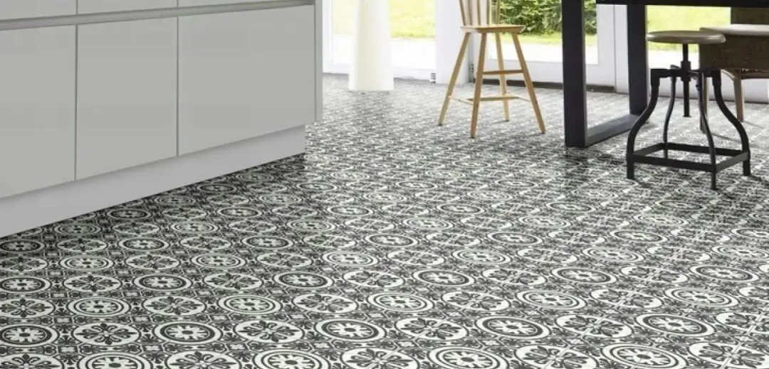 Jak położyć wykładzinę PCV na płytki bez błędów - krok po kroku