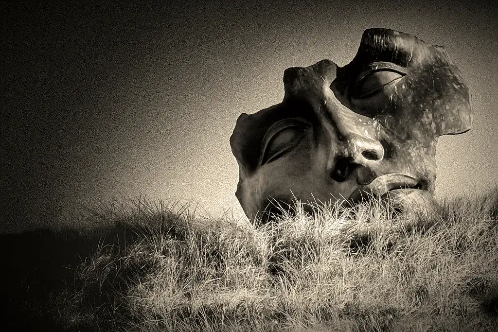 Mitoraj rzeźba: Tajemnice monumentalnych dzieł i ich wpływ na sztukę