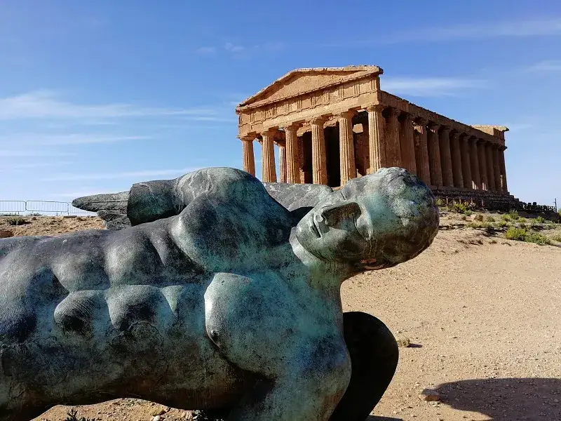 Mitoraj w Dolinie Świątyń Agrigento: kontrowersje i znaczenie rzeźb