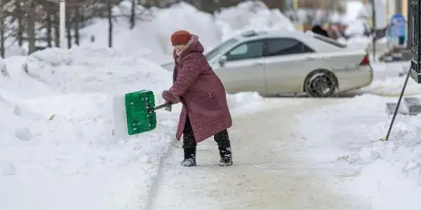 Kiedy nie trzeba sprzątać chodnika? Poznaj ważne przepisy i wyjątki