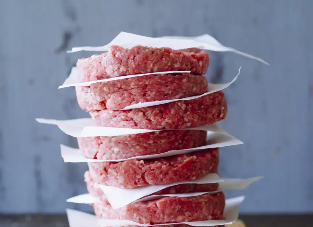 Jak przygotować mięso na burgera, by uzyskać soczysty smak?