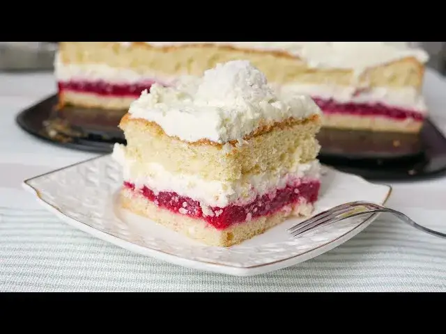 Prosty przepis na ciasto z musem malinowym – zrób je szybko i bez błędów